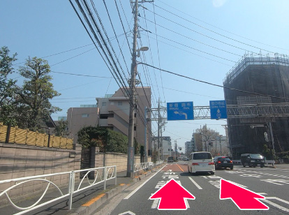 国道20号「本宿町」交差点を道なり（左）「新宿・調布」⽅⾯へ
